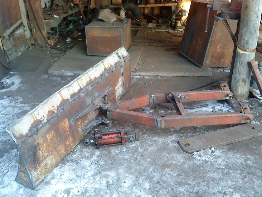 МТЗ 80 С ковшом и отвалом