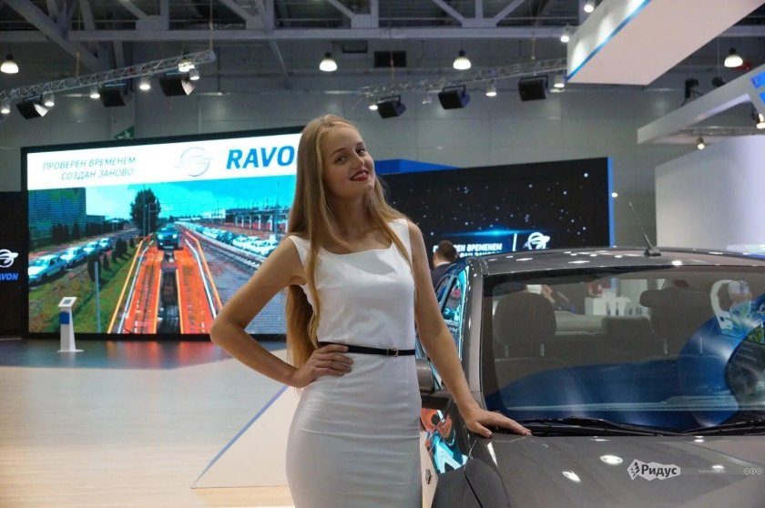 Девушки Московского автосалона