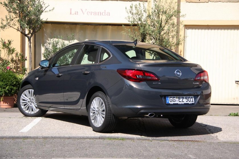 Opel Astra j 2012 седан