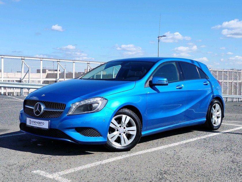 Голубой мерседес хэтчбек