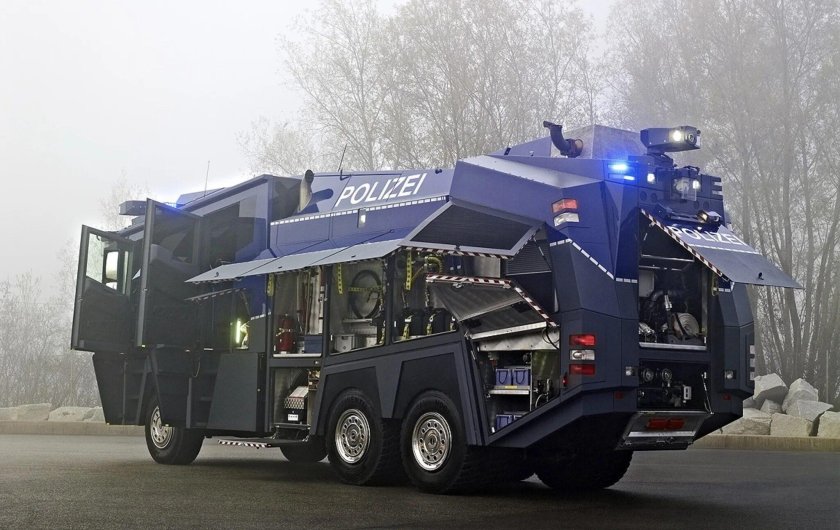 Полицейский Rosenbauer Wasserwerfer 10000