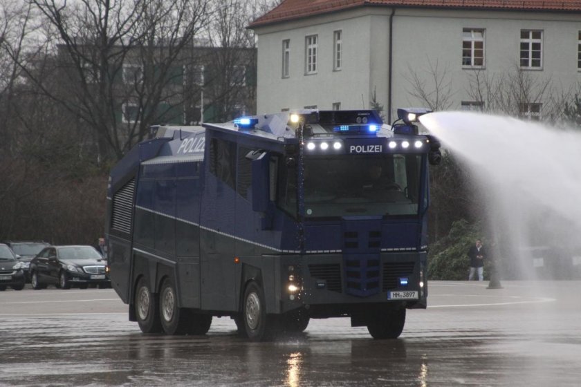 Полицейский Rosenbauer Wasserwerfer 10000