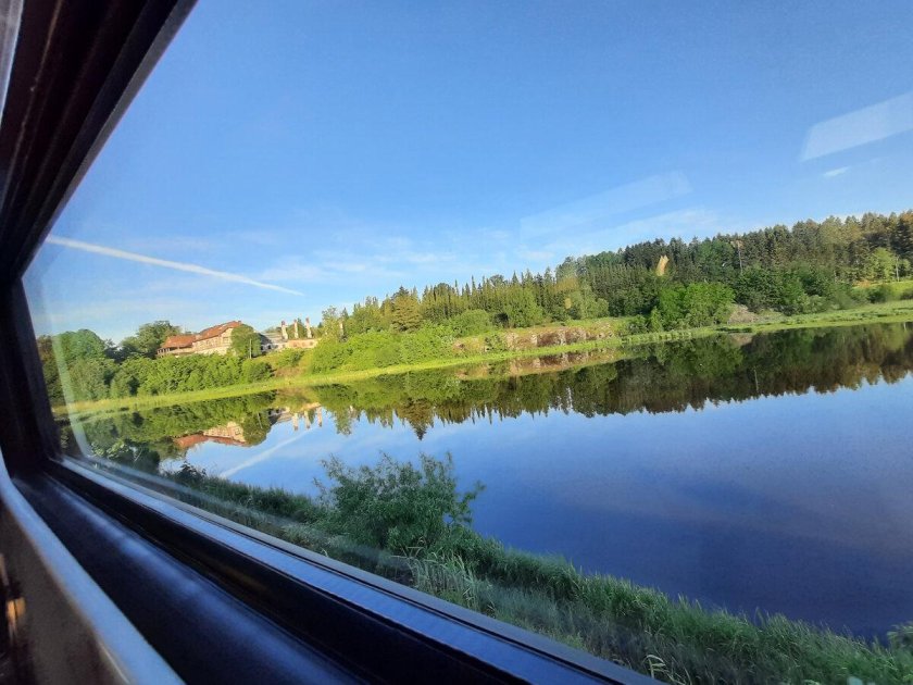 Красивый вид из окна поезда