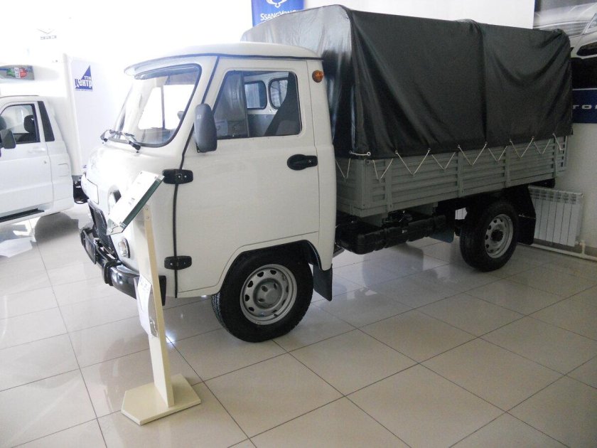 УАЗ бортовой новый 3303