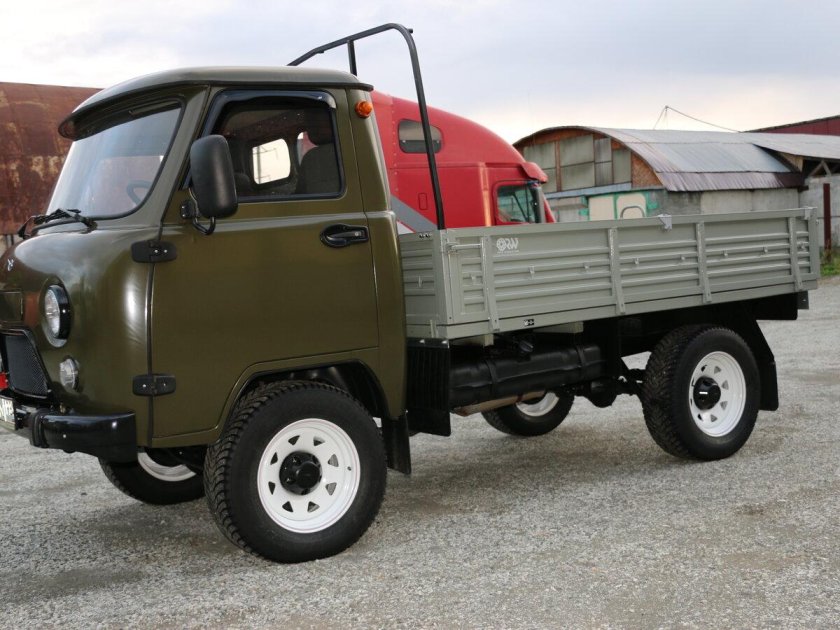 УАЗ 3303 бортовой