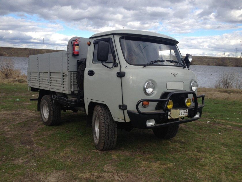УАЗ грузовой 3303 самосвал