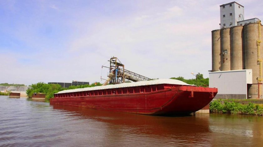 Баржа с зерном
