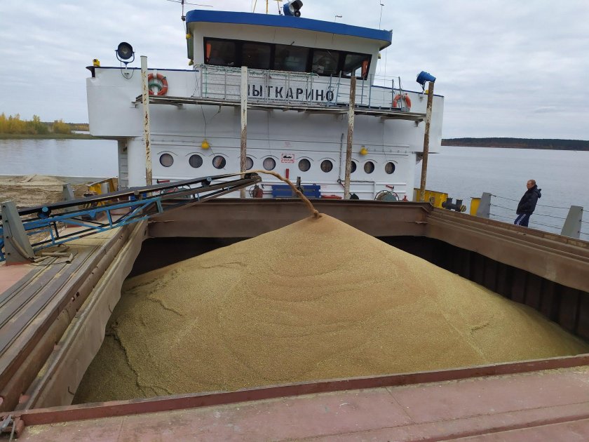Баржа с зерном