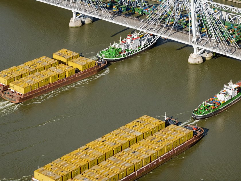 Речная баржа