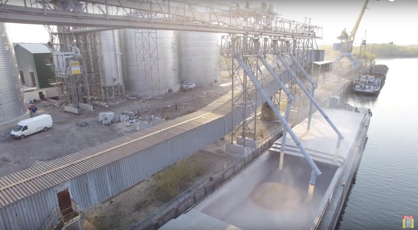 Погрузка зерна на элеваторе