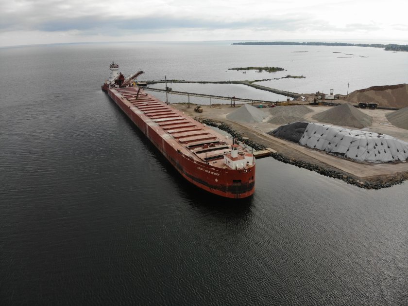 Груженная песком баржа