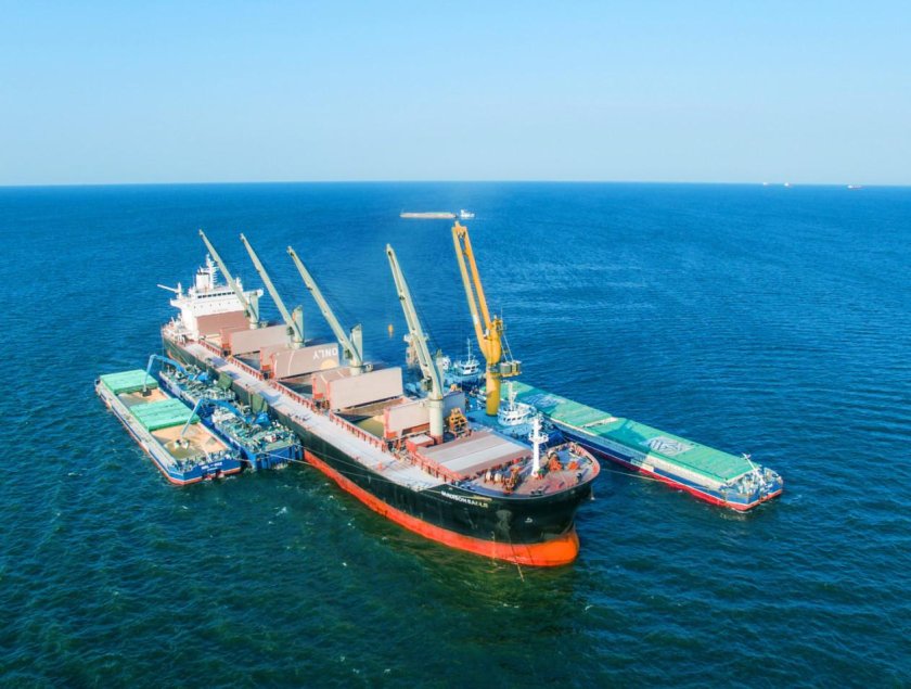 Рейдовая перевалка зерна