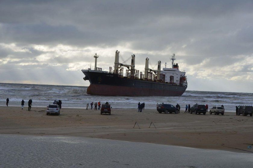 Сухогруз на мели в Витязево