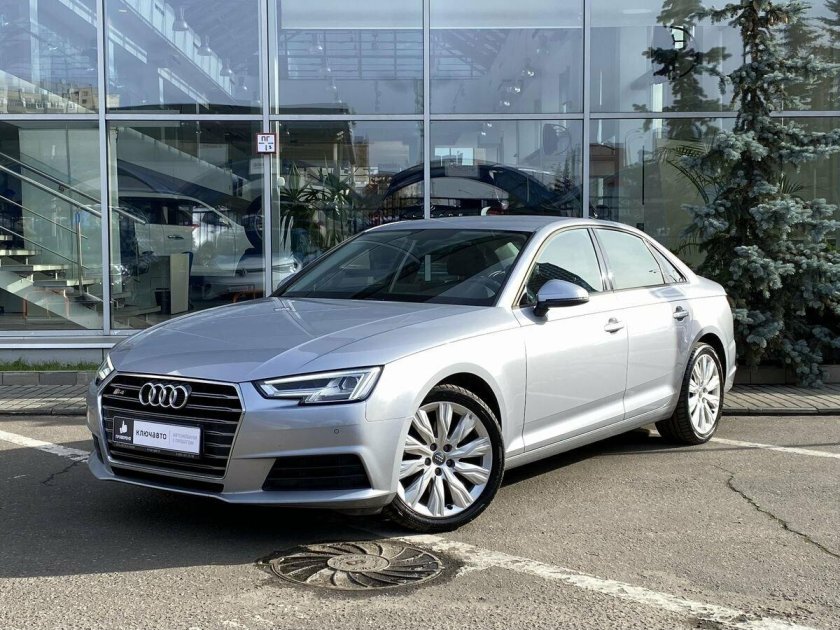 Белая Ауди седан