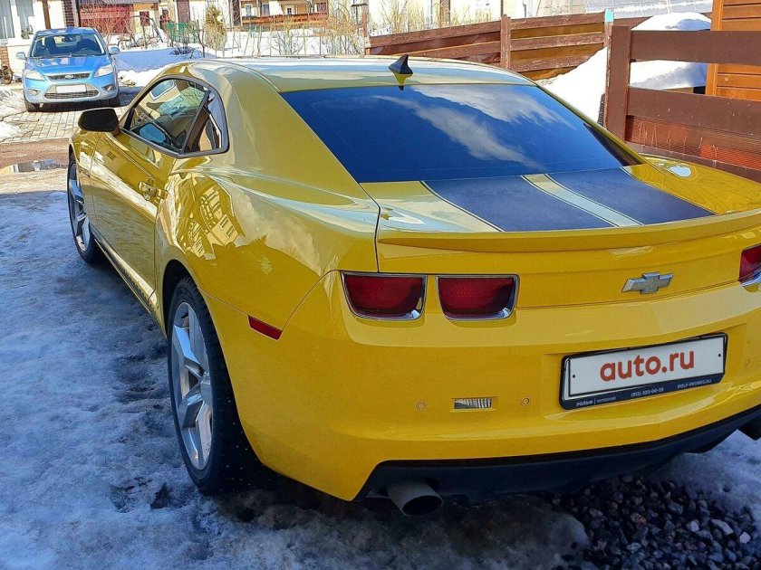 Желтая шевроле камаро