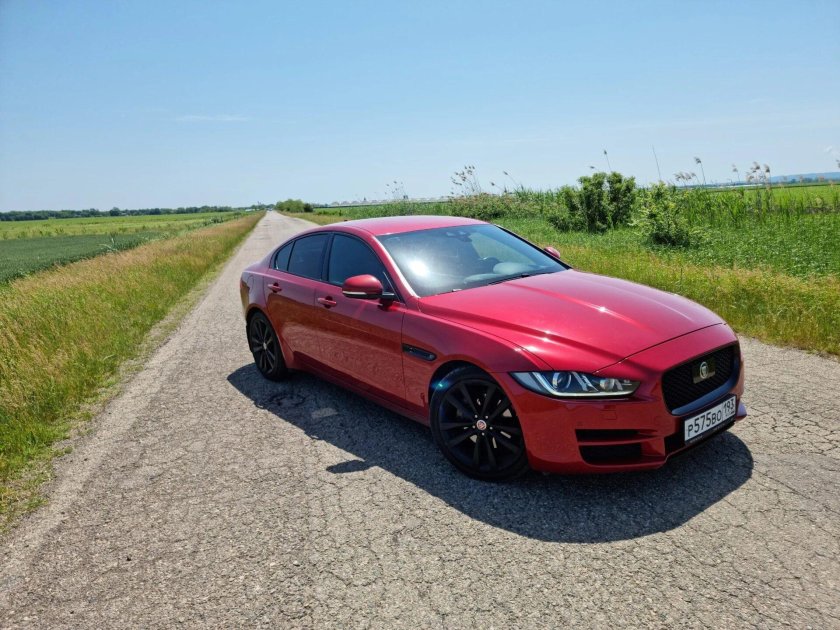Jaguar xe красный