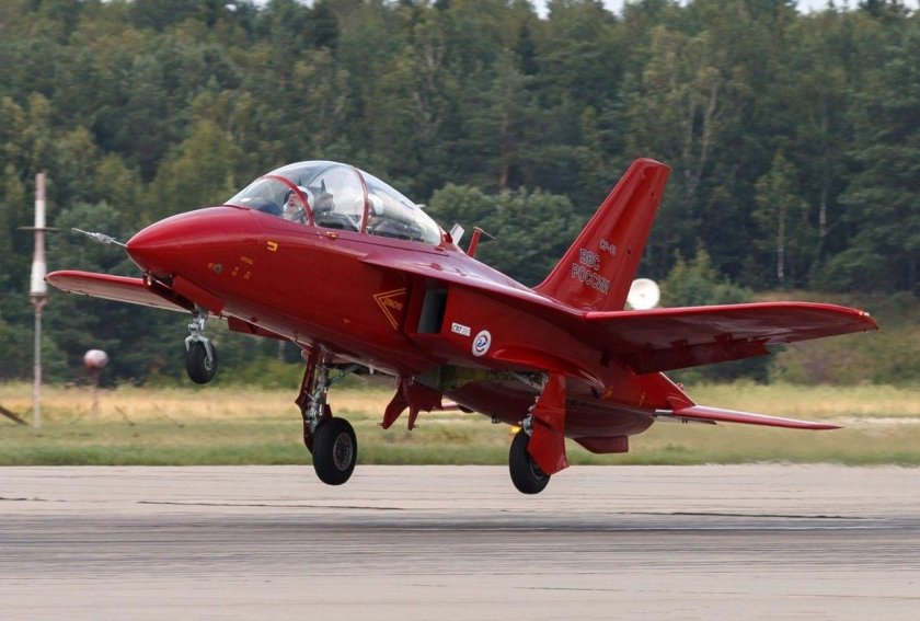 УТС 800 учебно тренировочный самолет