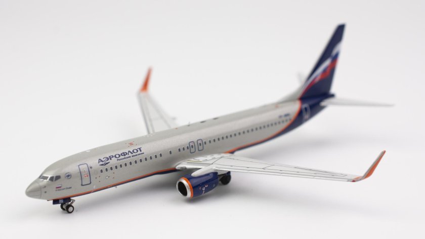 Самолет модель Boeing 737-800