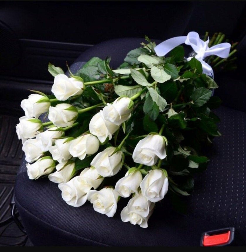 Букет белых роз в машине