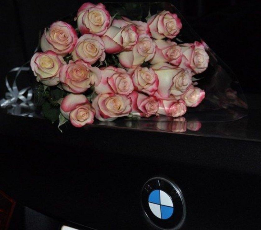 Букет цветов на капоте машины