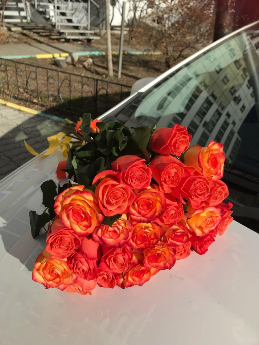 Букет роз в машине