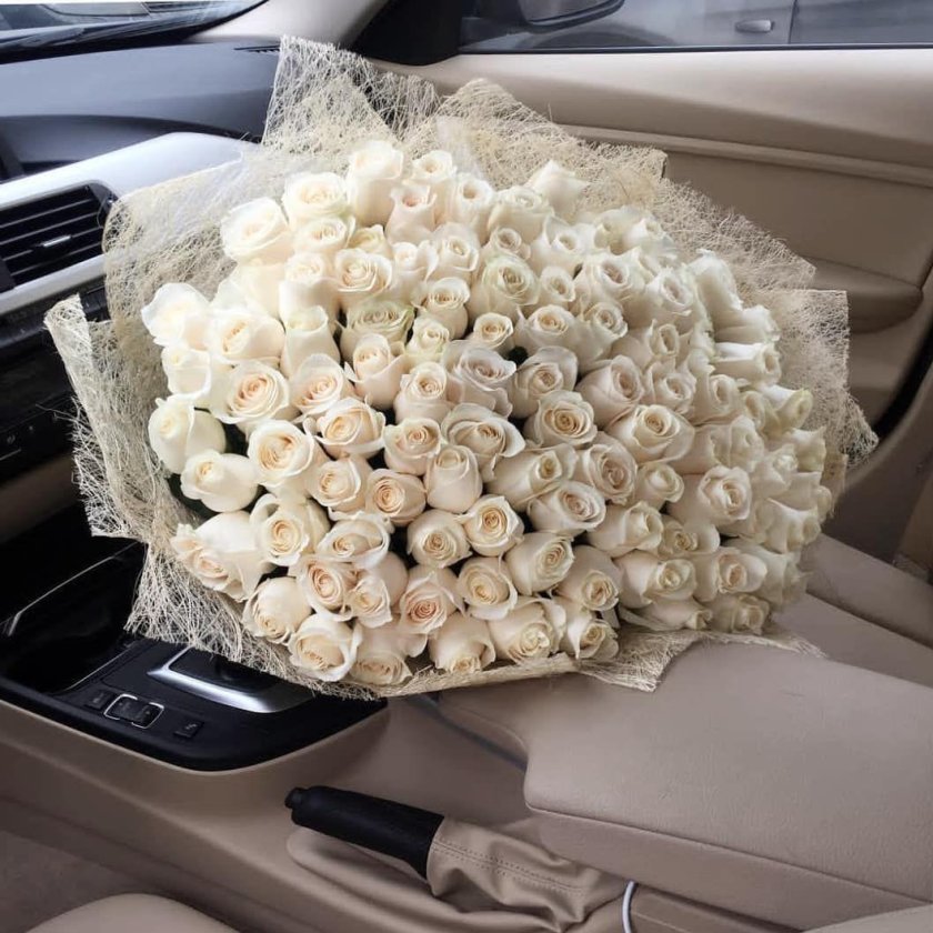 Шикарный букет белых роз