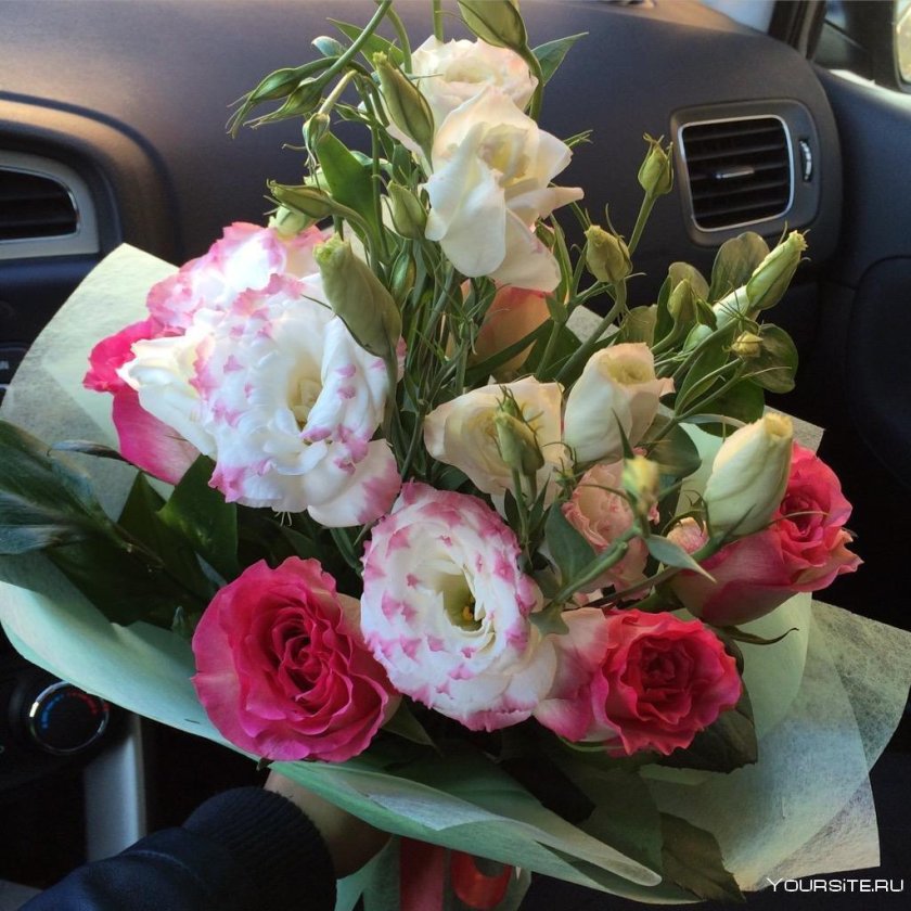 Шикарный букет в машине