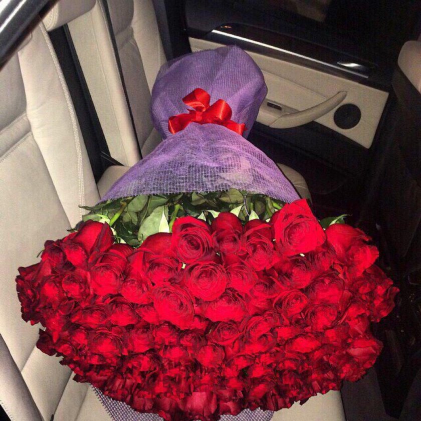 Букет цветов в машине