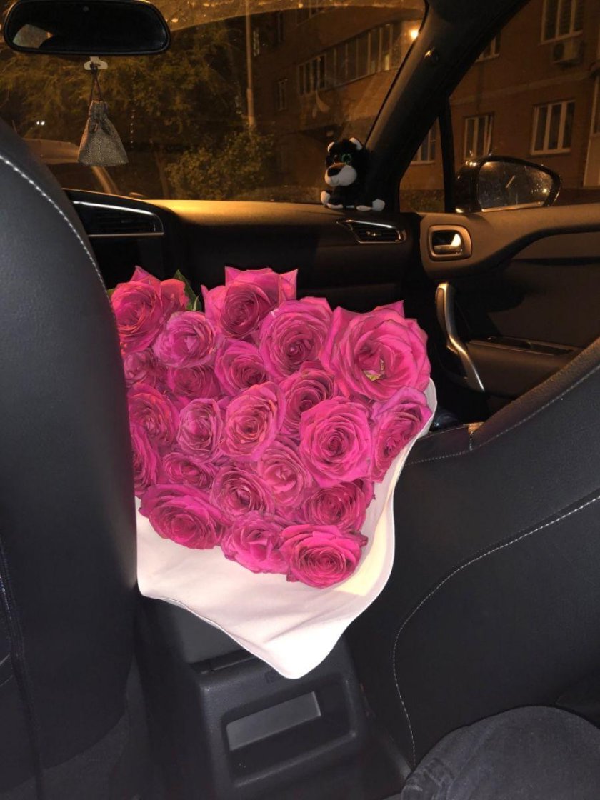 Букет цветов в машине