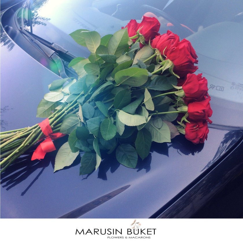 Букет цветов в машине
