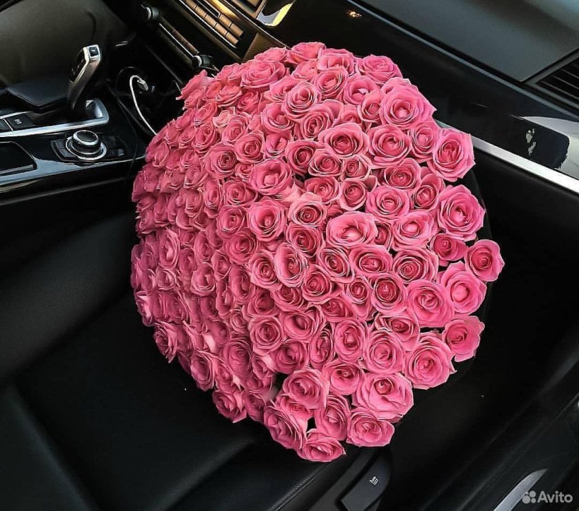 Красивый букет в машине