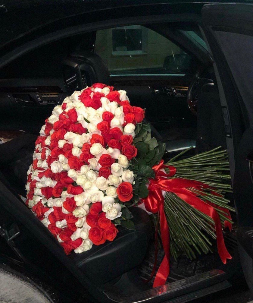 Букет цветов в машине