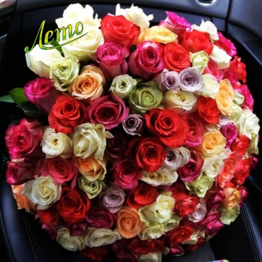 Букет цветов в машине