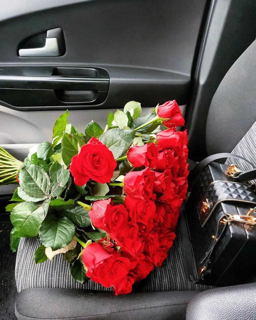 Букет цветов в машине