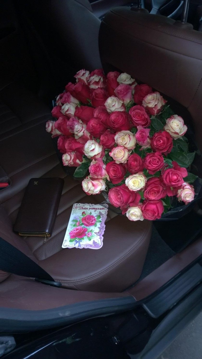 Букет цветов в машине