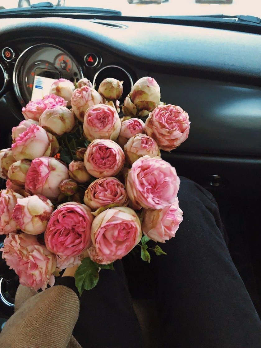 Букет цветов в машине