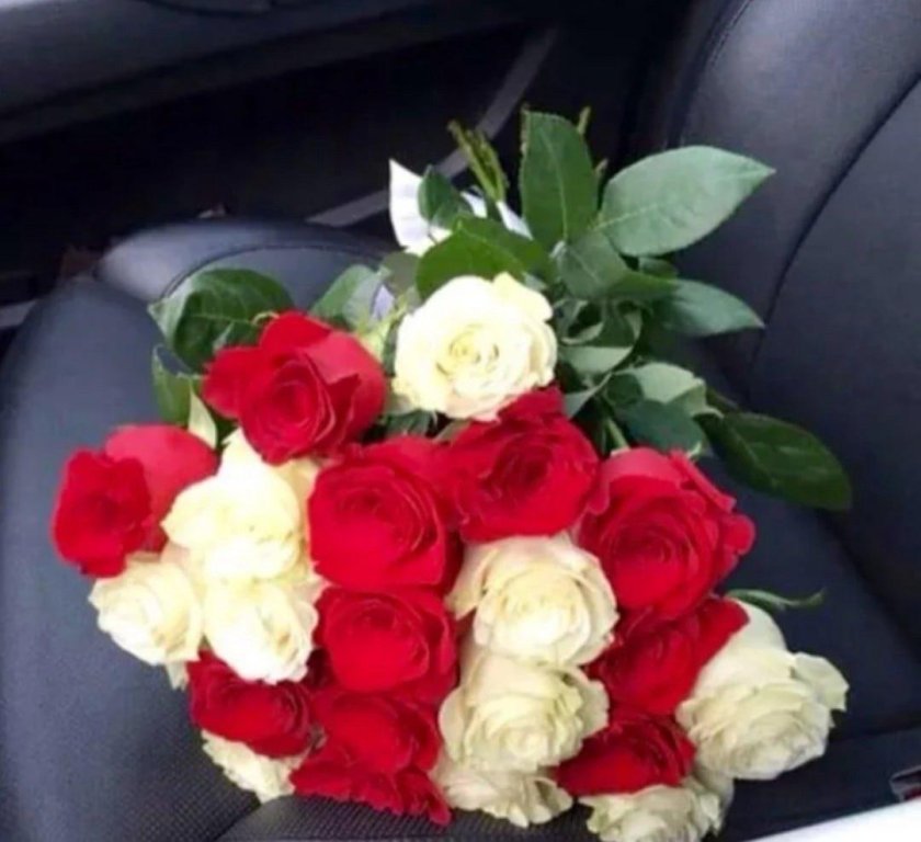 Букет цветов в машине