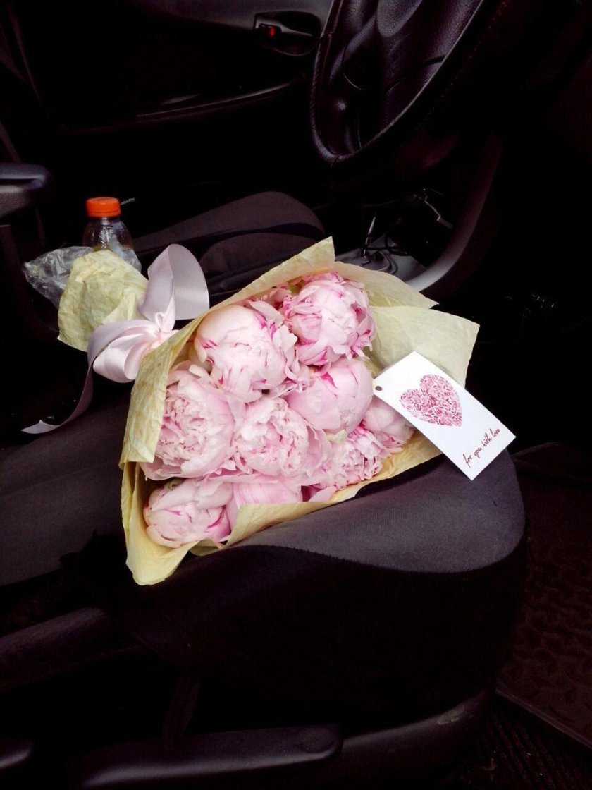 Букет цветов в машине