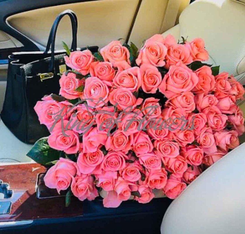 Букет цветов в машине