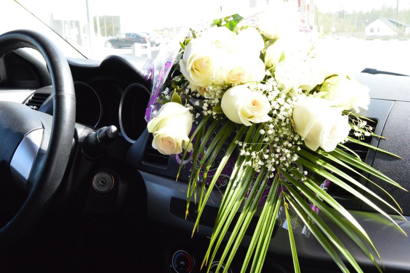 Цветы в машине