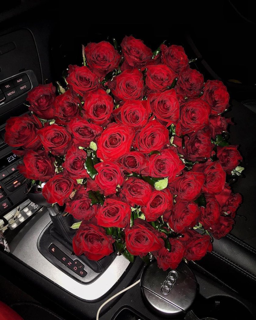 Букет цветов в машине