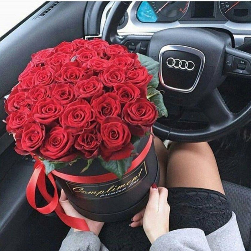 Букет роз в машине