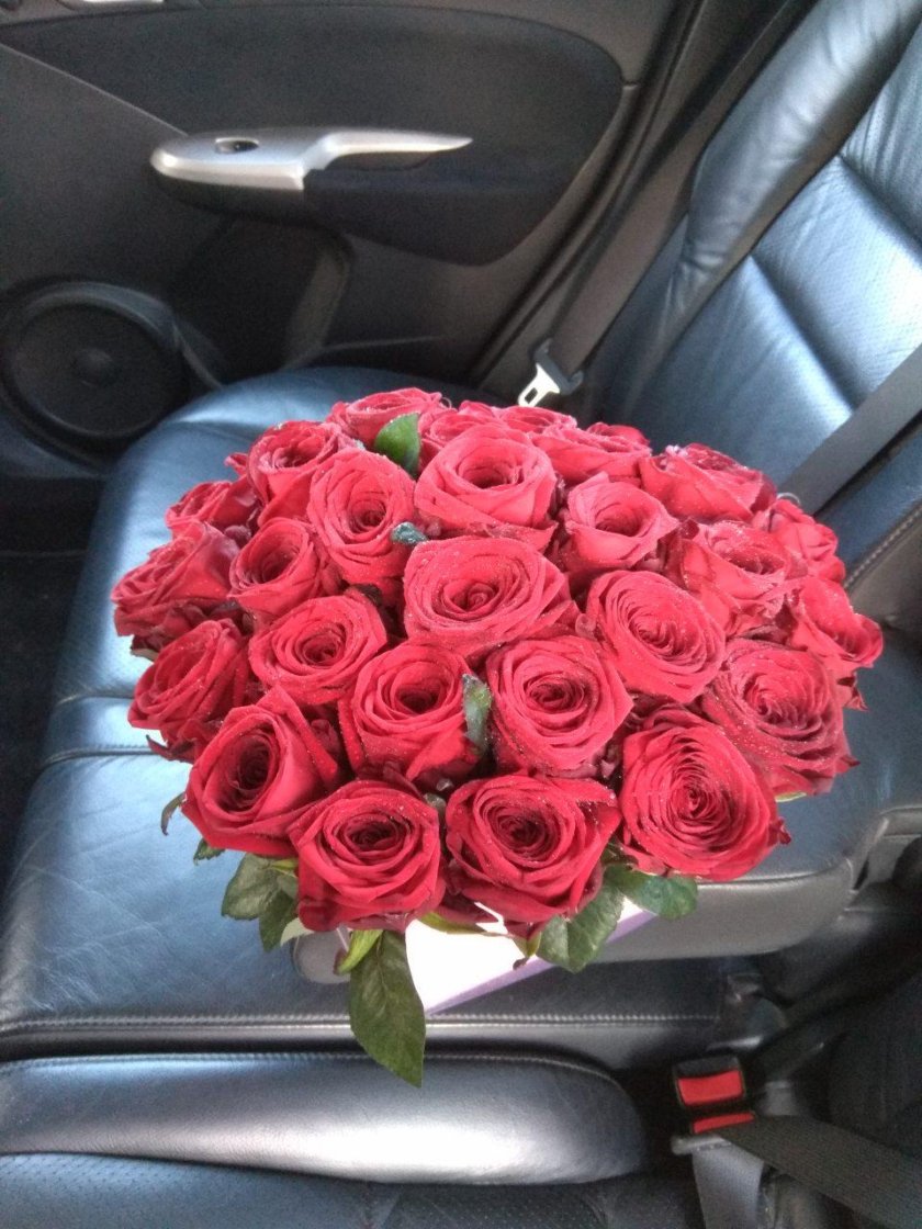 Цветы в салоне машины