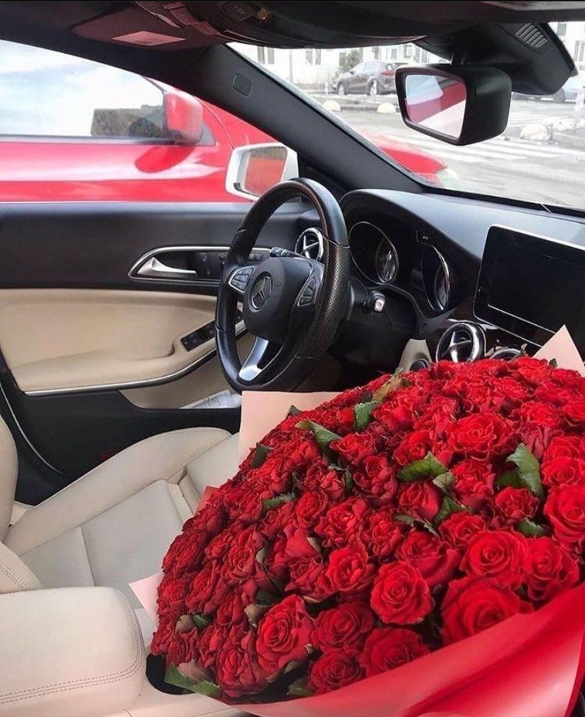 Красные розы в салоне автомобиля