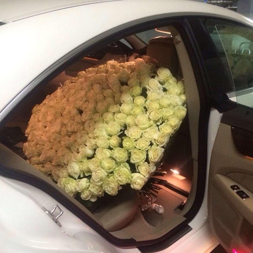 Цветы в салоне автомобиля