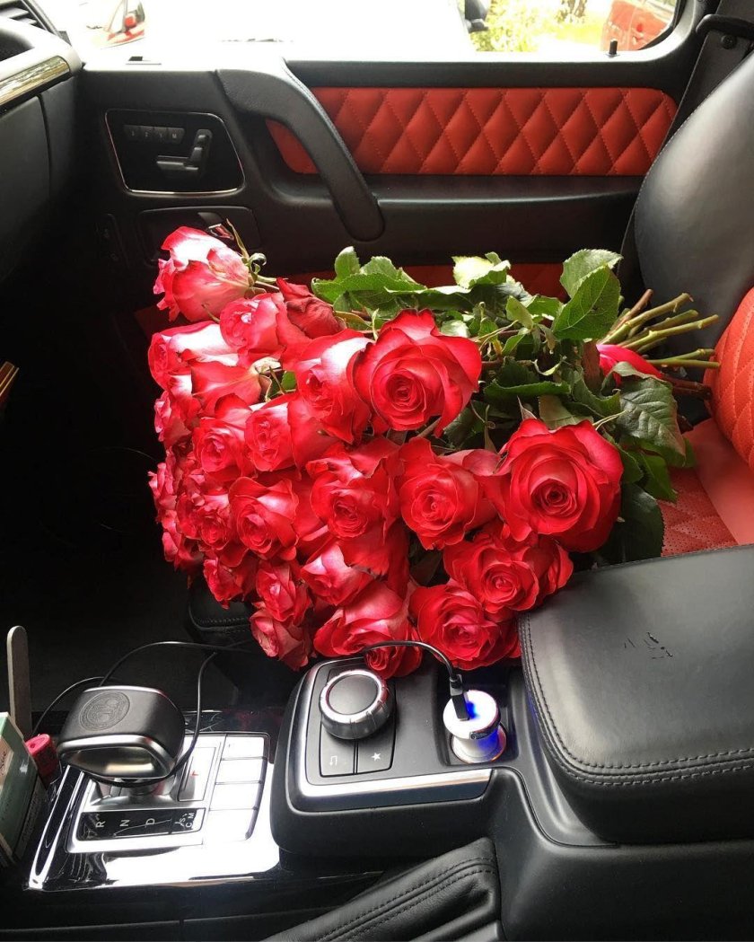 Букет цветов в машине
