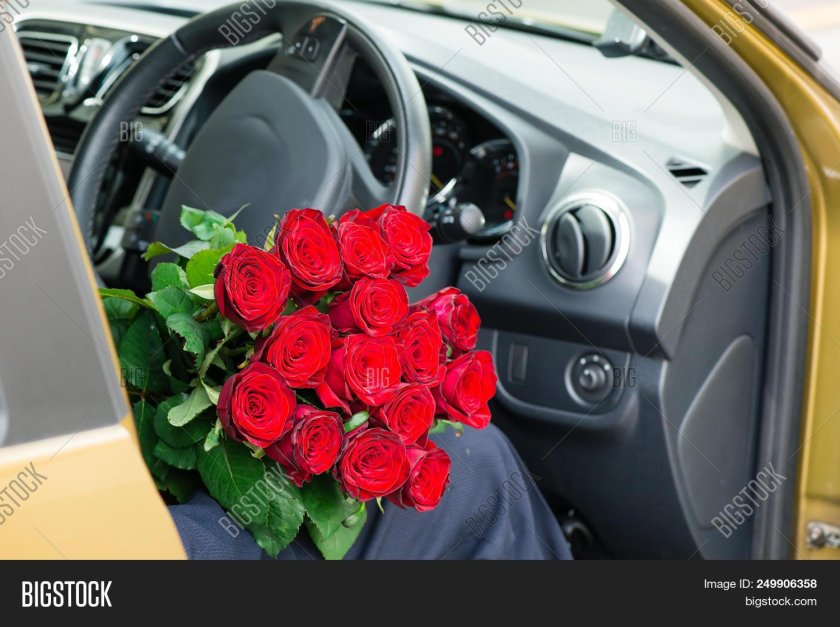 Букет роз в машине