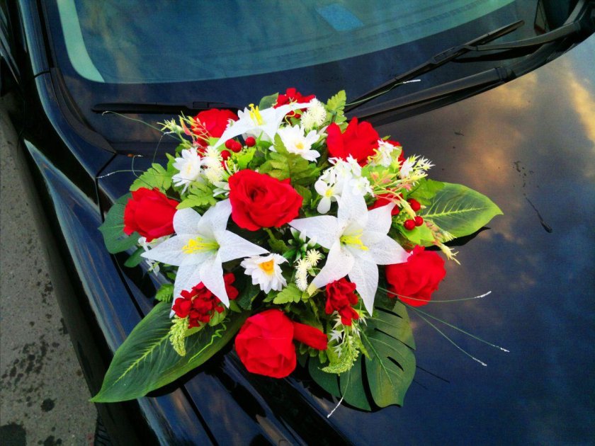 Букет цветов на капоте машины