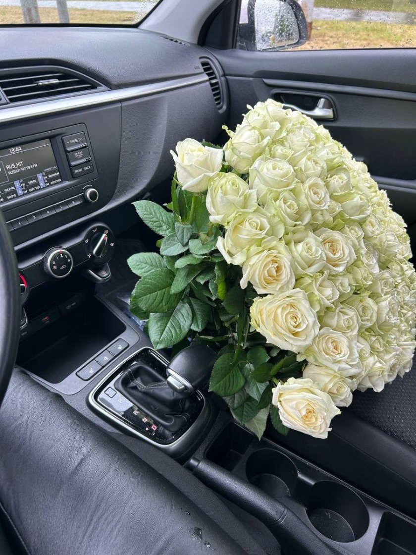 Букет белых роз в машине