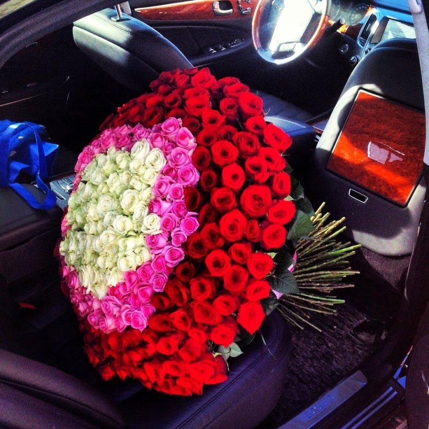 Красивый букет цветов в машине
